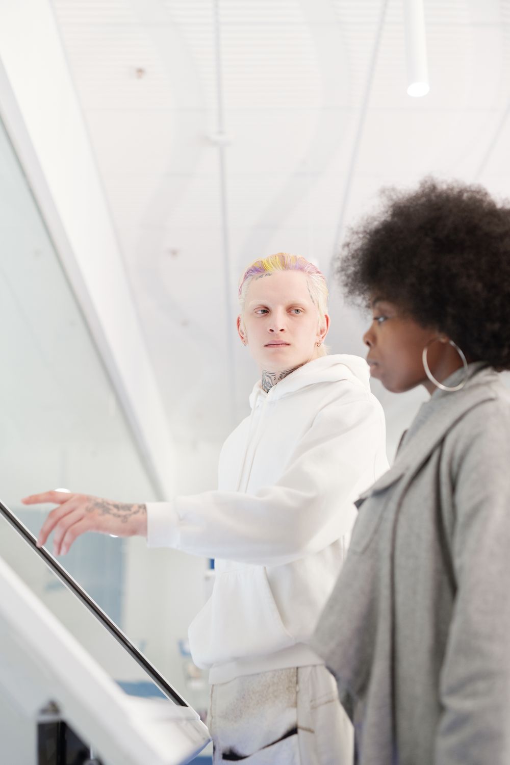 Personas interactuando con un kiosco digital en un espacio moderno